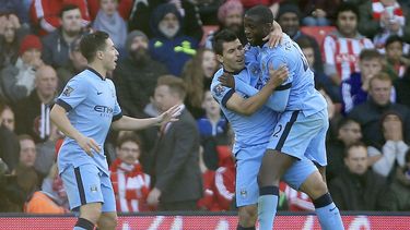 americateve | El jugador de Manchester City, Yaya Tour&eacute;, derecha, festeja con su compa&ntilde;ero Sergio Ag&uuml;ero tras marcar un gol contra Southampton el domingo, 30 de noviembre de 2014, en Southampton, Inglaterra. (AP Photo/Nick Potts/PA) UNITED KINGDOM OU