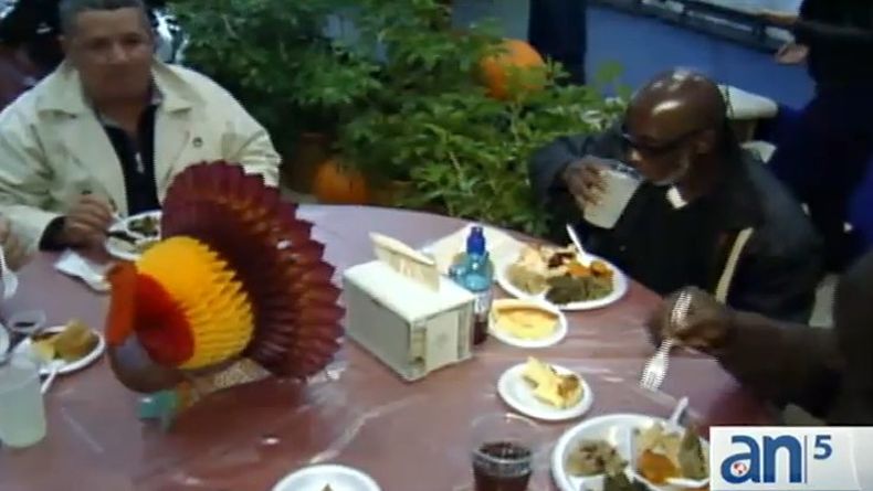 Camillus House ofrece su tradicional comida de Acción de Gracias para desamparados de la ciudad de Miami.