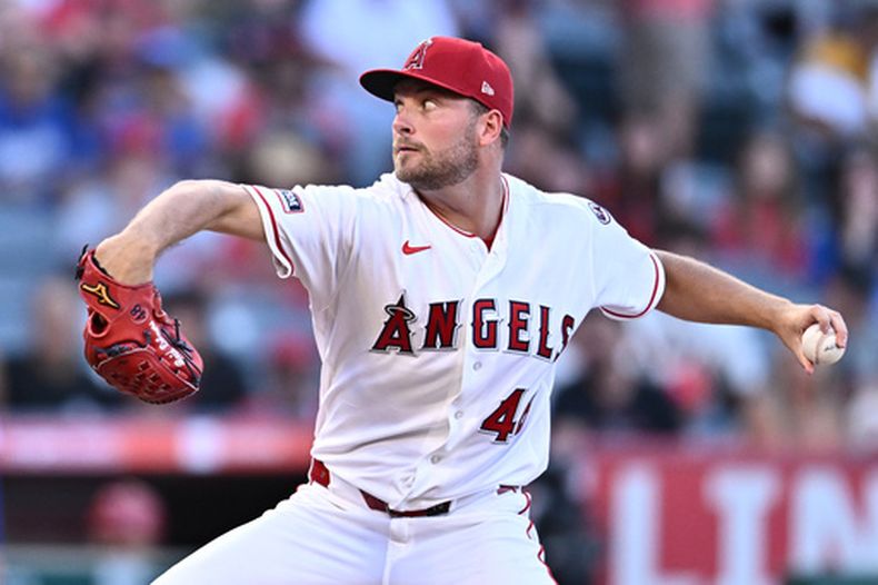 Reid Detmers, de los Angelinos de Los Ángeles, hace un pitcheo en el encuentro del sábado 15 de agosto de 2026, ante los Reales de Kansas City (AP Foto/William Liang)