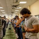 ARCHIVO - Un grupo de personas ora en la Islamic Society of Tulsa, el viernes 13 de febrero de 2026, en Tulsa, Oklahoma. (AP Foto/Brittany Bendabout, archivo)