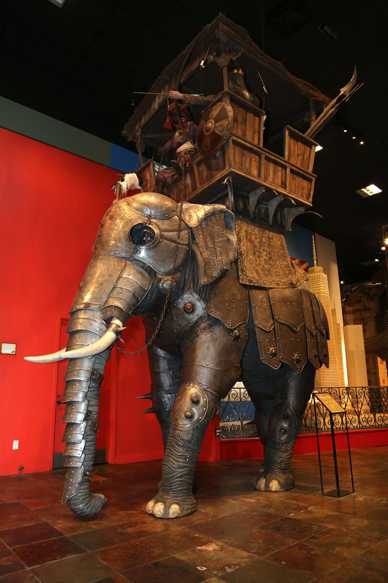 Armadura de hierro para elefante del siglo XVIII fabricada en India que se exhibe en el museo de curiosidades Times Square Odditorium de Ripley en Nueva York, en foto de archivo sin fecha. La pieza forma parte de una colecci&oacute;n especial puesta a la