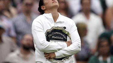 La tunecina Ons Jabeur reacciona al recibir el trofeo de finalista en Wimbledon tras perder ante la checa Marketa Vondrousova el sábado 15 de julio del 2023. (Victoria Jones/PA via AP)