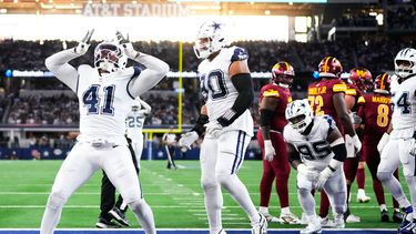 El ala defensiva Donovan Ezeiruaku (41) de los Cowboys de Dallas, con el ala defensiva Solomon Thomas (90) acercándose, reacciona después de registrar un sack contra el quarterback Marcus Mariota (8) de los Comandantes de Washington durante la segunda mitad de un partido de fútbol americano de la NFL el domingo 19 de octubre de 2025, en Arlington, Texas. (AP Photo/Jeffrey McWhorter)