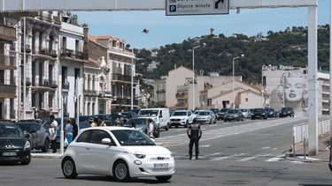 La policía dirige el tráfico durante un corte de electricidad en Cannes, sur de Francia, el sábado 24 de mayo de 2025. (Foto de Lewis Joly/Invision/AP, Archivo)