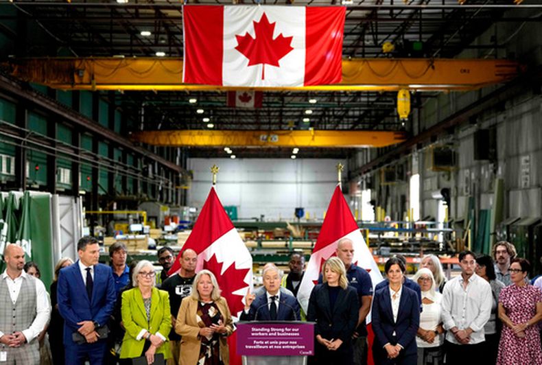 El ministro canadiense de Finanzas, Francois-Philippe Champagne, habla durante una conferencia de prensa sobre la respuesta de Canadá a los aranceles impuestos por Estados Unidos, en una empresa de tejados en Ottawa, el 25 de agosto de 2026. (Justin Tang/The Canadian Press via AP)