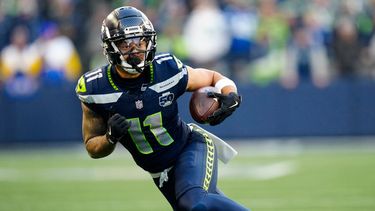 FILE - En foto del 25 de enero del 2026, el receptor de los Seahawks de Seattle Jaxon Smith-Njigba corre con el balón en el juego de Campeonato de la NFC. (AP Foto/Ben VanHouten, Archivo)