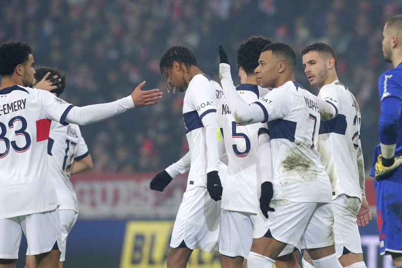 Kylian Mbappá celebra con sus compañeros del PSG tras anotar un gol ante Lille en la liga francesa, el domingo 17 de mayo de 2023, en Lille. (AP Foto/Michel Spingler)