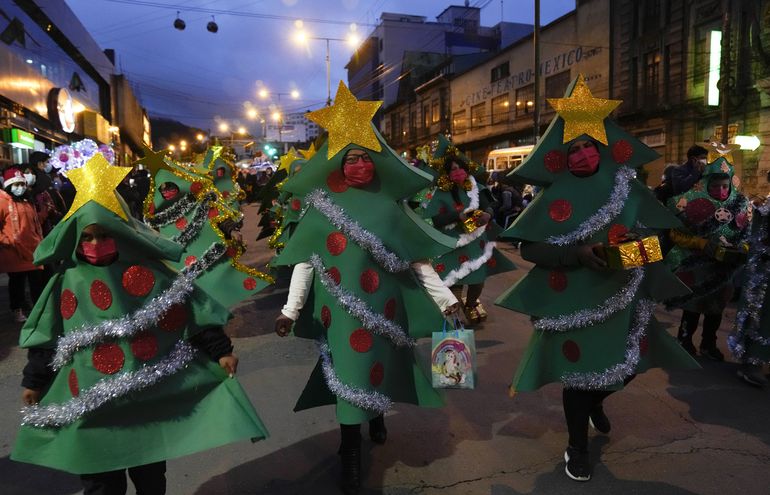 Bolivianos disfrazados contagian espíritu navideño