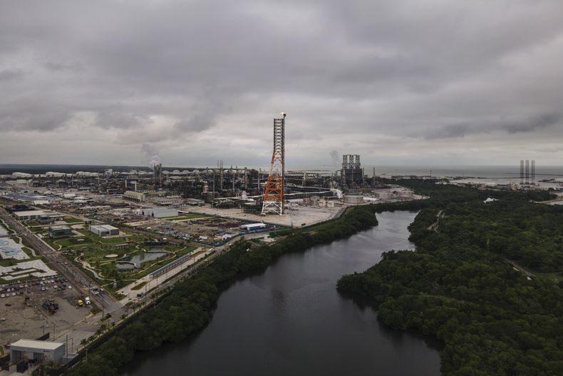 La refinería de petróleo de Olmeca en el puerto de Dos Bocas en Paraíso, en el estado de Tabasco, México, el 30 de noviembre de 2023. La nacionalización de 1938 del sector petrolero de México a empresas estadounidenses y británicas es motivo de orgullo para millones de mexicanos, incluido el presidente Andrés Manuel López Obrador. (AP Foto/Félix Márquez)