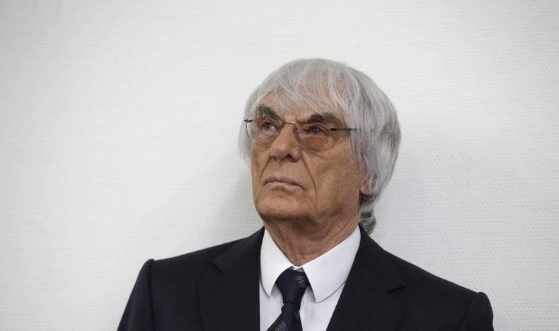 El jefe de la F&oacute;rmula Uno, Bernie Ecclestone, arriba a su audiencia en la corte regional de Munich, Alemania, martes 5 de agosto de 2015. La corte alemana desisti&oacute; de juzgar a Bernie Ecclestone por sobornos a cambio de un pago de 100 millone