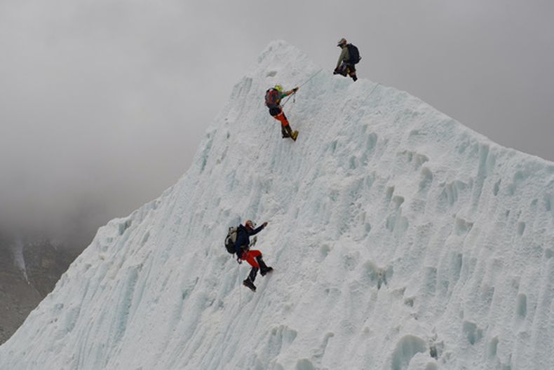 Montañeros practican en la cascada helada de Khumbu mientras se preparan para subir a la cima del monte Everest, Nepal, el 2 de mayo de 2026. (AP Foto/Pasang Rinzee Sherpa)