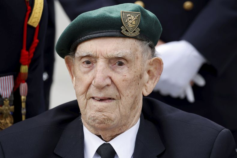 Leon Gautier, el último miembro de una unidad élite francesa que ayudó a las fuerzas aliadas en el desembarco del Día D, en Colleville-Montgomery, Normandía, el 6 de junio de 2023. (Ludovic Marin, Pool via AP)