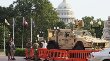 Miembros de la Guardia Nacional vigilan mientras transeúntes llegan a la entrada de Union Station cerca del Capitolio, en Washington, el viernes 15 de agosto de 2025, en Washington. (AP Foto/Jacquelyn Martin)