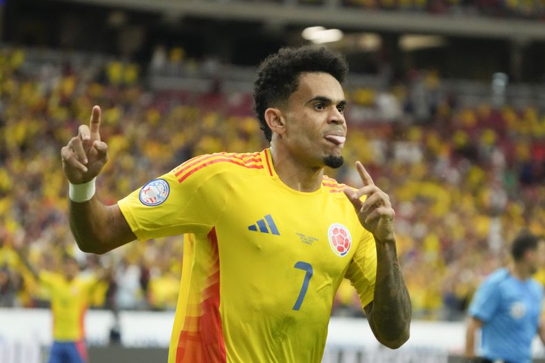 Luis Díaz (izquierda) celebra tras marcar el primer gol de Colombia en el partido contra Costa Rica por el Grupo D de la Copa América, el viernes 28 de junio de 2024, en Glendale, Arizona. (AP Foto/Rick Scuteri)