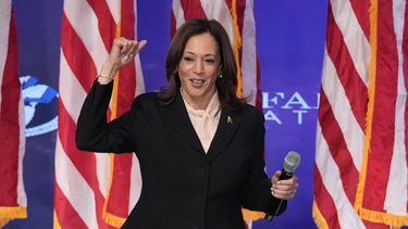 La candidata presidencial demócrata Kamala Harris habla durante un servicio religioso y un evento de votación anticipada en Divine Faith Ministries International, el domingo 20 de octubre de 2024, en Jonesboro, Georgia. (AP Foto/Jacquelyn Martin)
