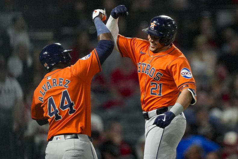 El bateador designado de los Astros de Houston Yainer Diaz celebra con el cubano Yordan Álvarez tras batear un jonrón de dos carreras en la séptima entrada del juego ante Angelinos de Los Ángeles el viernes 7 de junio del 2024. (AP Foto/Ryan Sun)