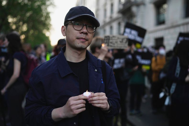 ARCHIVO – El activista de Hong Kong, Nathan Law, asiste a una vigila con velas fuera de la embajada china en Londres, el 4 de junio de 2023, para conmemorar el aniversario de la sangrienta represión china contra las protestas prodemocracia en la Plaza Tiananmen de Beijing. (AP Foto/Kin Cheung, Archivo)