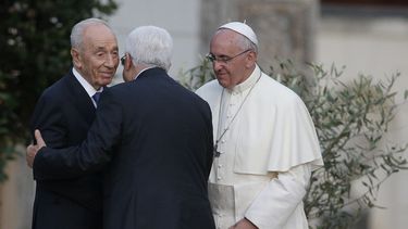 americateve | El papa Francisco observa un saludo entre los presidentes israel&iacute; Shimon Peres y palestino Mahmud Ab&aacute;s en los jardines del Vaticano, durante una oraci&oacute;n por la paz en Medio Oriente el 8 de junio de 2014. (Foto AP/Gregorio Borgia)