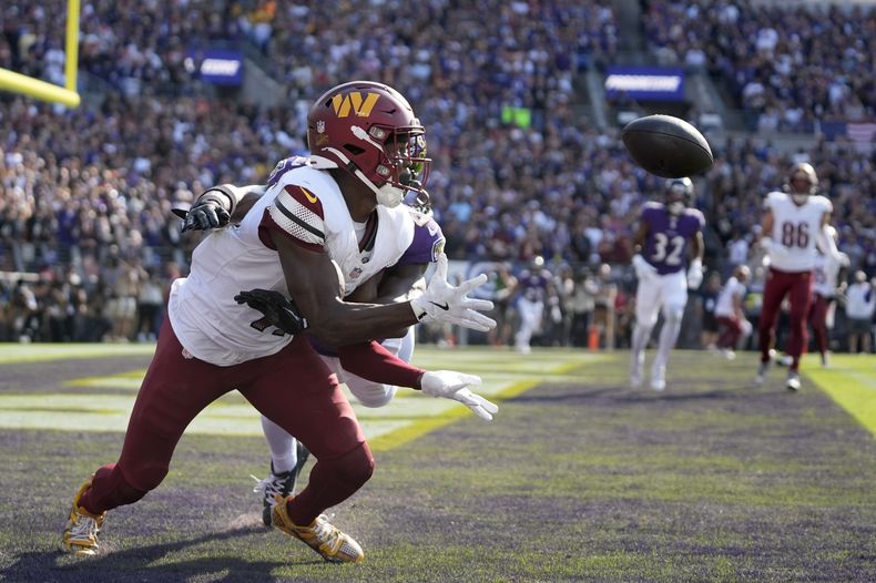 ARCHIVO - En foto del 13 de octubre del 2024, el receptor de los Commanders de Washington Terry McLaurin atrapa un pase de touchdown frente al defensive back de los Ravens de Baltimore Brandon Stephens. (AP Foto/Stephanie Scarbrough, Archivo)