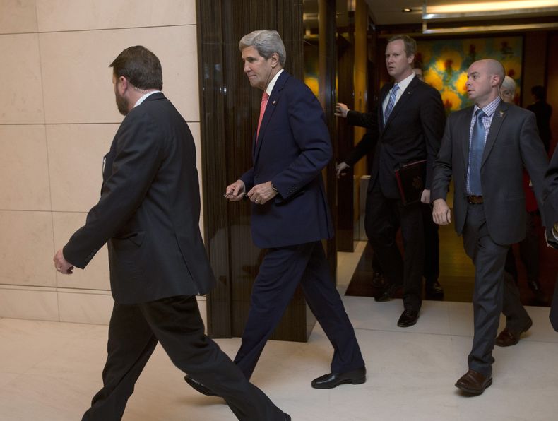 El secretario norteamericano de Estado, John Kerry, segundo desde la izquierda, llega para una reuni&oacute;n con la jefa de la diplomacia de la Uni&oacute;n Europea, antes del encuentro de ambos con el ministro del Exterior de Ir&aacute;n, Javad Zarif, e