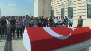 comienzan los entierros de las victimas de atentado en aeropuerto de estambul