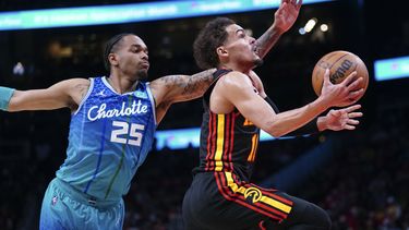 Hawks pasan encima de Hornets, 132-103 en play-in