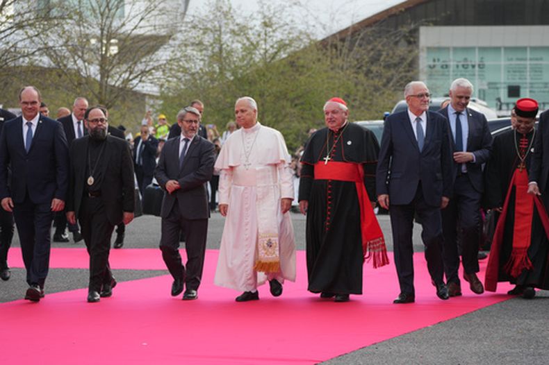 El papa León XIV, en el centro, llega acompañado por, de izquierda derecha, Christian Krieger, presidente de la Federación Protestante de Francia; el obispo Dimitrios (Ploumis), metropolitano ortodoxo de Francia; Haïm Korsia, rabino jefe de Francia; el presidente de la Conferencia de Obispos de Francia, el cardenal Jean-Marc Aveline; Chems-eddine Hafiz, rector de la Gran Mezquita de París; Anthony Boussemart, representante de los budistas franceses, y el cardenal George Jacob Koovakad, prefecto del Dicasterio de Diálogo Interreligioso, para asistir a una reunión interreligiosa en el Centro de Convenciones Robert Schuman, el lunes 8 de septiembre de 2026, en Metz, Francia. (AP Foto/Gregorio Borgia)