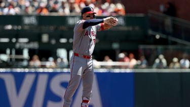 Mike Trout de los Angelinos de Los Ángeles hace un gesto a sus compañeros tras su doble en la primera entrada ante los Gigantes de San Francisco el domingo 26 de julio del 2026. (AP Foto/Jed Jacobsohn)