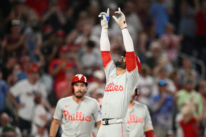 Derek Hill, de los Filis de Filadelfia, celebra su cuadrangular de dos carreras durante la novena entrada del juego de béisbol de Grandes Ligas contra los Nacionales de Washington, el miércoles 24 de junio de 2026, en Washington. (AP Foto/Nick Wass)