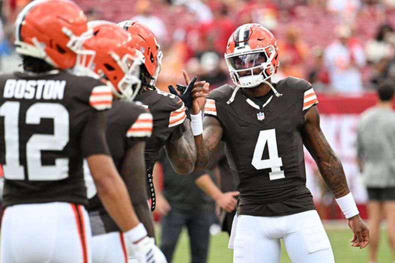 El mariscal de campo de los Browns de Cleveland, Deshaun Watson (4), saluda a sus compañeros de equipo antes de un partido de fútbol americano de la NFL contra los Tampa Bay Buccaneers en Tampa, Florida, el domingo 20 de septiembre de 2026. (Foto AP/Jason Behnken)