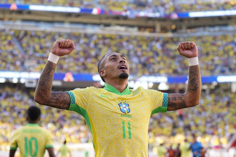 Raphinha celebra tras anotar el gol de Brasil en el empate 1-1 contra Colombia por el Grupo D de la Copa América, el martes 2 de julio de 2024. (AP Foto/Tony Avelar)