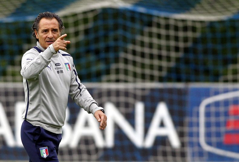 El t&eacute;cnico de Italia Cesare Prandelli durante un entrenamiento en Coverciano el 7 de octubre del 2013. Prandelli justific&oacute; la convocatoria de Mario Balotelli diciendo que el jugador del Milan ya cumpli&oacute; la suspensi&oacute;n por tres p