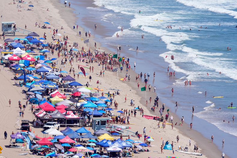 Visitantes del 46to Campeonato Anual de Surf y Salvavidas en la playa estatal Will Rogers, el viernes 24 de julio de 2026, en la sección de Pacific Palisades en Los Ángeles. (AP Foto/Mark J. Terrill)