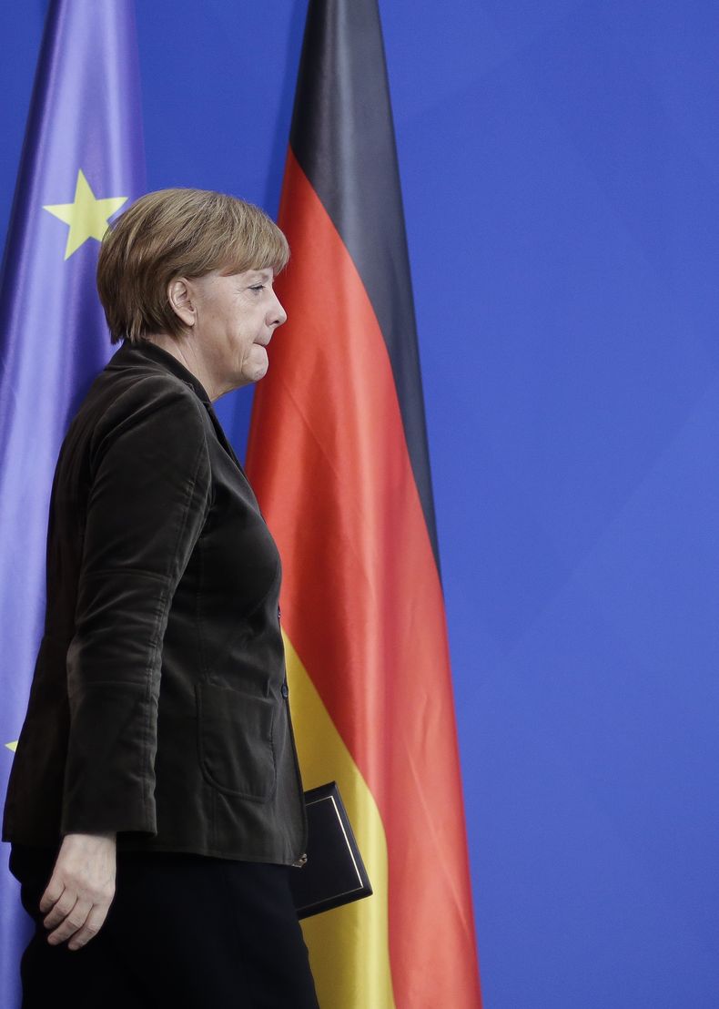 La cancieller alemana Angela Merkel llega a la ceremonia de entrega del premio Joseph Prize para los derechos humanos el mi&eacute;rcoles 19 de marzo de 2014. (Foto de AP/Markus Schreiber)