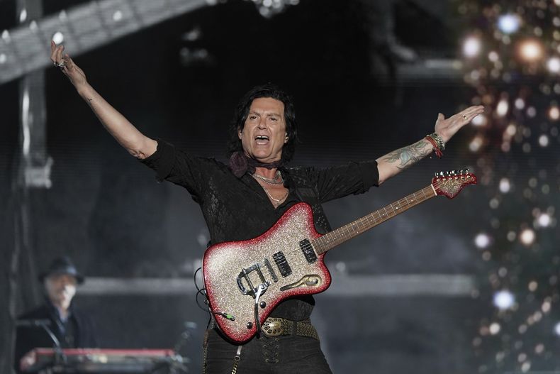 El vocalista Saúl Hernández de la banda mexicana Caifanes durante su presentación en la 25ª edición del festival de música Vive Latino en la Ciudad de México, el sábado 15 de marzo de 2025. (Foto AP/Aurea Del Rosario)