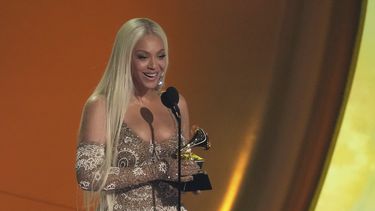 Beyonce acepta el premio al mejor álbum country por COWBOY CARTER durante la 67ª entrega anual de los Grammy el domingo 2 de febrero de 2025 en Los Ángeles. (Foto AP/Chris Pizzello)