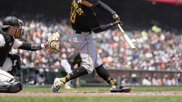 Bryan Reynolds, de los Piratas de Pittsburgh, batea un sencillo para empujar dos carreras en el duelo del miércoles 31 de mayo de 2023, ante los Gigantes de San Francisco (AP Foto/Tony Avelar)