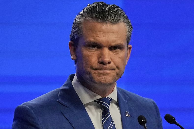ARCHIVO - El secretario de Defensa, Pete Hegseth, ofrece su discurso durante la 22da cumbre del Diálogo de Shangri-La Dialogue en Singapur, el sábado 31 de mayo de 2025. (AP Foto/Anupam Nath,Archivo)