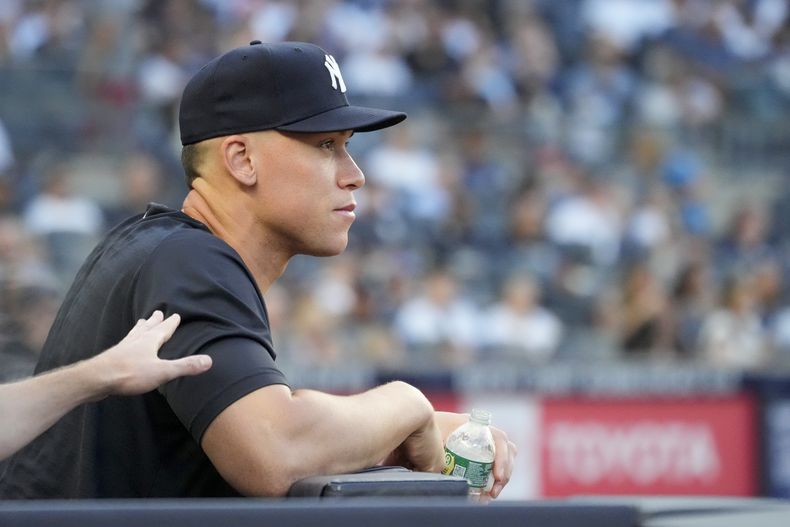 Aaron Judge, de los Yanquis de Nueva York, observa un juego desde la cueva el viernes 21 de julio de 2023 (AP Foto/Mary Altaffer)