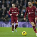 ARCHIVO - Jordan Henderson de Liverpool avanza con el balón en el partido contra Brighton en la Liga Premier, el 14 de enero de 2023. (AP Foto/Frank Augstein)