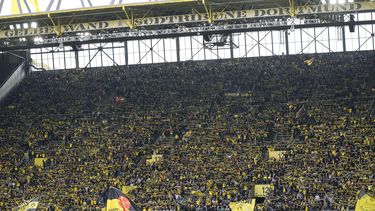 UEFA realizará pruebas con zonas de pie esta temporada