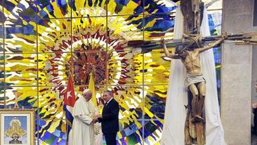 el papa dona crucifijo de kcho que le regalo raul castro