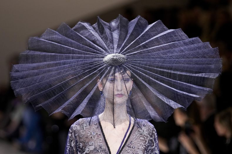 ARCHIVO - Una modelo luce una creación de Giorgio Armani Privé como parte de la colección de Alta Costura Primavera-Verano 2024 presentada en París, el 23 de enero de 2024. (Foto AP/Christophe Ena, archivo)