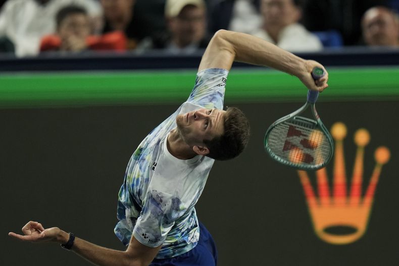 El polaco Hubert Hurkacz saca ante el estadounidense Sebastian Korda durante la semifinal del Masters de Shanghai el sábado 14 de octubre del 2023. (AP Foto/Andy Wong)