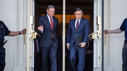 El senador republicano John Barrasso, jefe de la bancada republicana en el Senado, y el presidente de la Cámara de Representantes, el republicano Mike Johnson, llegan a una conferencia de prensa sobre el cierre de gobierno, el 1 de octubre de 2025, en Washington. (AP Foto/J. Scott Applewhite, Archivo)
