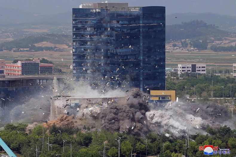 ARCHIVO - Esta imagen, distribuido por el gobierno de Corea del Norte, muestra la demolición del edificio de una agencia de enlace intercoreana en Kaesong, Corea del Norte, el 16 de junio de 2020. Periodistas independientes no tuvieron acceso a la cobertura del evento mostrado en esta imagen distribuida por el gobierno norcoreano. El contenido de la imagen está tal y como se proporcionó y no pudo verificarse de forma independiente. La marca de agua, en coreano, en la imagen fue incluida por la fuente y dice ACNC, la abreviatura de la Agencia Central de Noticias de Corea. (Agencia Central de Noticias de Corea/Korea News Service vía AP, archivo)