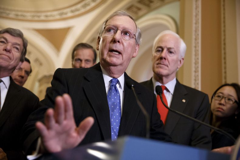El l&iacute;der de la minor&iacute;a republicana en el Senado Mitch McConnell, centro, en el Capitolio de  Washington el martes, 25 de marzo del 2014. De izquierda a derecha los senadores Roy Blunt, John Thune, y McConnell y el disciplinario de la minor&i