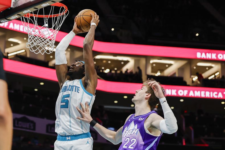 El pívot de los Hornets de Charlotte Mark Williams clava el balón frente al alero del Jazz de Utah Kyle Filipowski en el encuentro de la NBA del lunes 31 de marzo del 2025. (AP Foto/Nell Redmond)