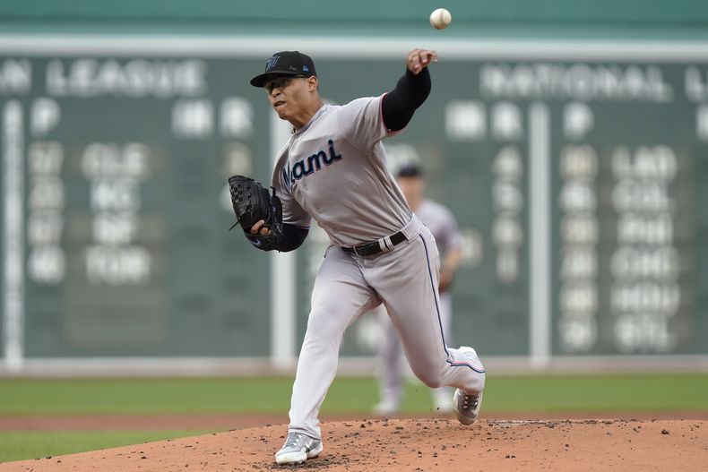 El peruano de los Marlins de Miami Jesús Luzardo lanza en la primera entrada ante los Medias Rojas de Boston el jueves 29 de junio del 2023. (AP Foto/Steven Senne)