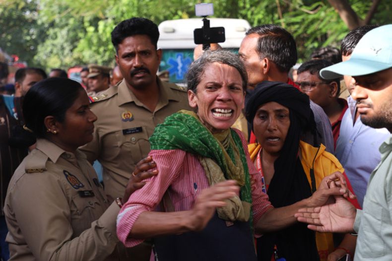 Una mujer llora al ver un incendio en un edificio comercial en Lucknow, India, el lunes 22 de junio de 2026. (Foto AP/Sumit Kumar)